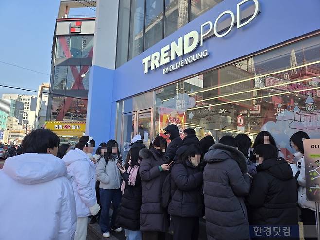 3일 서울 마포구에 있는 ‘트렌드팟 바이 올리브영 홍대’ 매장 앞에 소비자들이 몰려 있다./사진=박수림 기자