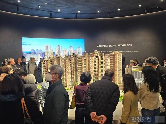 노원구 월계동 '서울원 아이파크' 모형도를 둘러보는 예비 청약자들. 사진=이송렬 기자.
