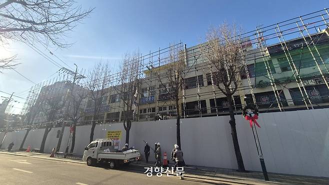 서울 강북구 강북구청 신청사 건립을 위해 지난 3일 작업자들이 주변 상가건물 철거 사전 작업을 하고 있다. 류인하 기자