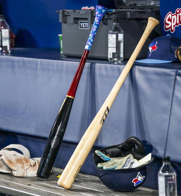 어뢰 배트(왼쪽)와 일반 배트. AP 연합뉴스