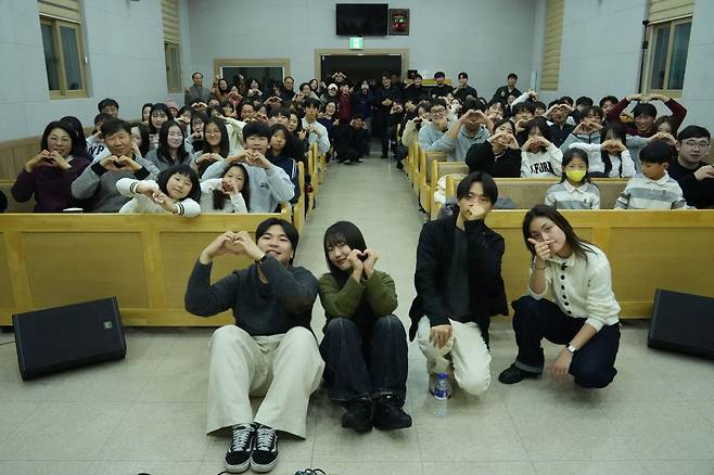 예배팀 기프티드가 지난달 28일 광주 첨단중흥교회에서 찬양 집회를 마친 뒤 단체 촬영을 하고 있다.