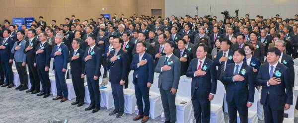 지난해 11월14일 수원특례시 팔달구 경기농협 신사옥에서 열린 준공식에서 참석자들이 국민의례를 하고 있다. 경기일보DB