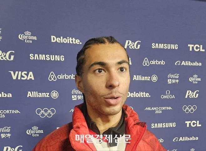 캐나다 쇼트트랙 에이스 윌리엄 단지누가 4일 이탈리아 밀라노 아이스 스케이팅 아레나에서 한국 취재진의 질문에 답하고 있다. 밀라노 김지한 기자