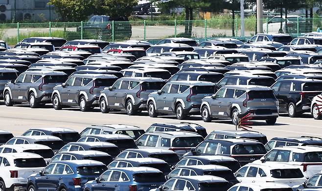 경기도 평택항에 전기차 등 수출용 차량이 세워져 있다. [연합뉴스]