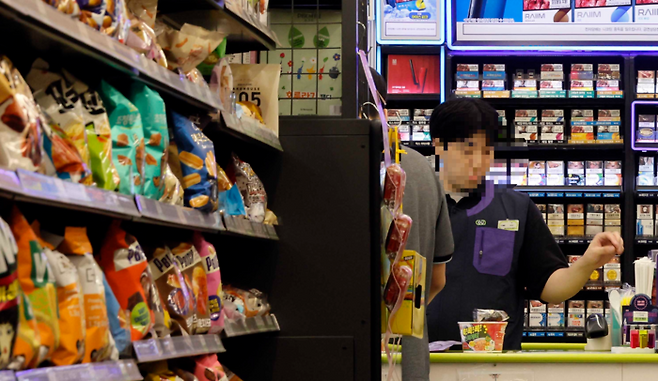 서울의 한 편의점에서 한 점원이 업무를 하고 있다. [김호영기자]