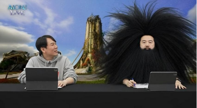 엔씨소프트 소인섭 사업실장(왼쪽)과 김남준 개발PD가 아이온2 라이브 방송을 진행하며 이용자들과 소통 중이다. 방송이 거듭될수록 김 PD의 수염도 자랐는데, 이 모습을 포착한 이용자가 만든 사진. [온라인 커뮤니티 갈무리]