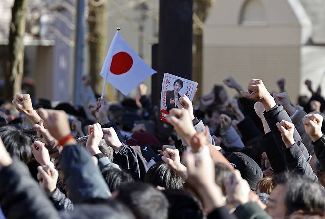 지난 3일 일본 사이타마현 우라와에서 열린 총선 유세에서 집권 자민당 총재인 다카이치 사나에 총리의 지지자들이 주먹을 들어 올리고 있다. [EPA = 연합뉴스]