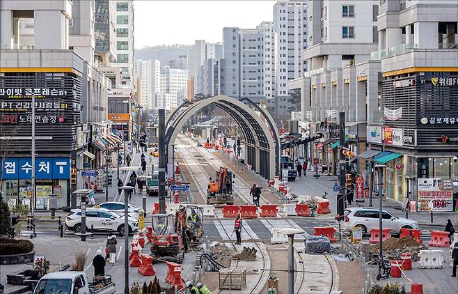 경기 성남시 수정구 창곡동 위례중앙광장에 위례선 트램 공사가 진행 중인 모습. (윤관식 기자)
