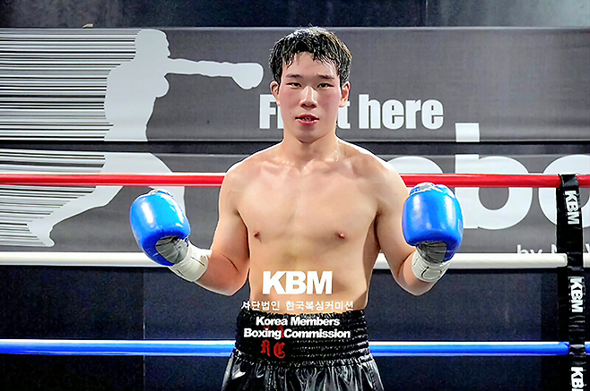 임수현이 2026년도 사단법인 한국복싱커미션 WE BOX 신인왕전 슈퍼라이트급 8강 승리 및 4강 진출 기념 촬영을 하고 있다. 사진=KBM