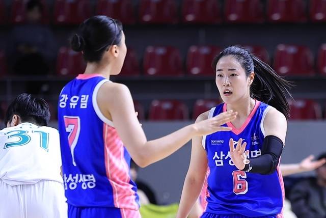 삼성생명 강유림과 김아름. 사진=WKBL 제공