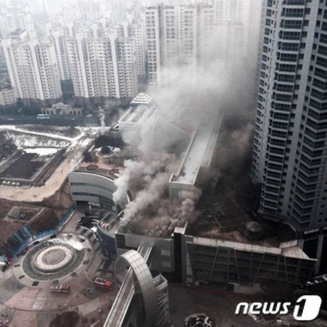 경기 화성시 반송동 동탄메타폴리스 내 뽀로로파크 철거 현장에서 불이 나 건물 저층부위에서 검회색 연기가 치솟고 있다. /사진=뉴스1