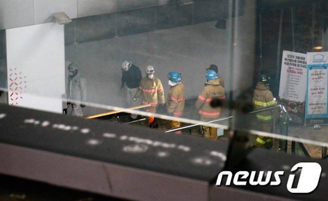 동탄메타폴리스 상가 화재 현장에서 경찰과 소방당국이 화재원인을 조사하고 있다. /사진=뉴스1