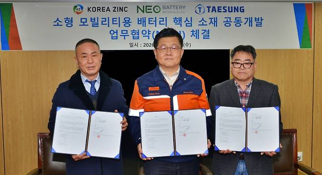 사진 왼쪽부터 김종학 태성 대표이사, 김승현 고려아연 온산제련소장, 정준식 네오배터리머티리얼즈코리아 부대표/사진=고려아연