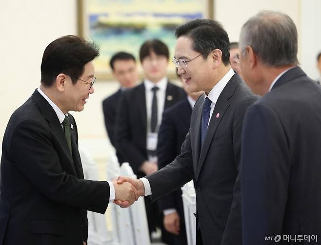 (서울=뉴스1) 이재명 기자 = 이재명 대통령이 4일 청와대에서 열린 청년일자리와 지방투자 확대를 위한 기업간담회에 참석하며 이재용 삼성전자 회장과 대화를 하고 있다. 2026.2.4/뉴스1 Copyright (C) 뉴스1. All rights reserved. 무단 전재 및 재배포, AI학습 이용 금지. /사진=(서울=뉴스1) 이재명 기자