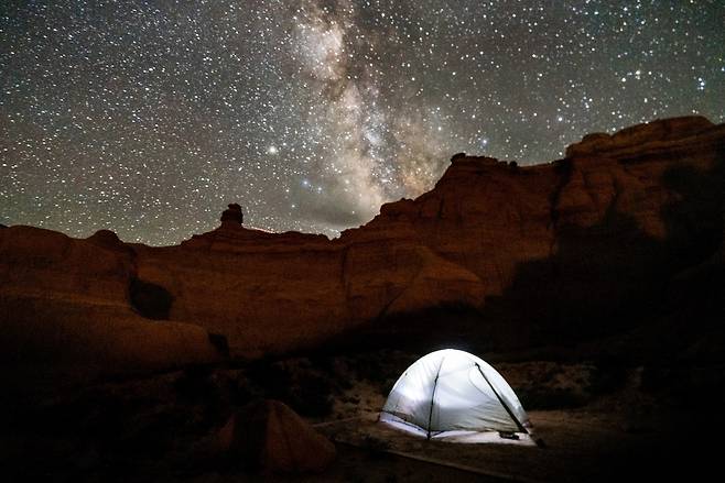 청정 생태 유타주에서의 캠핑. 고블린 밸리.