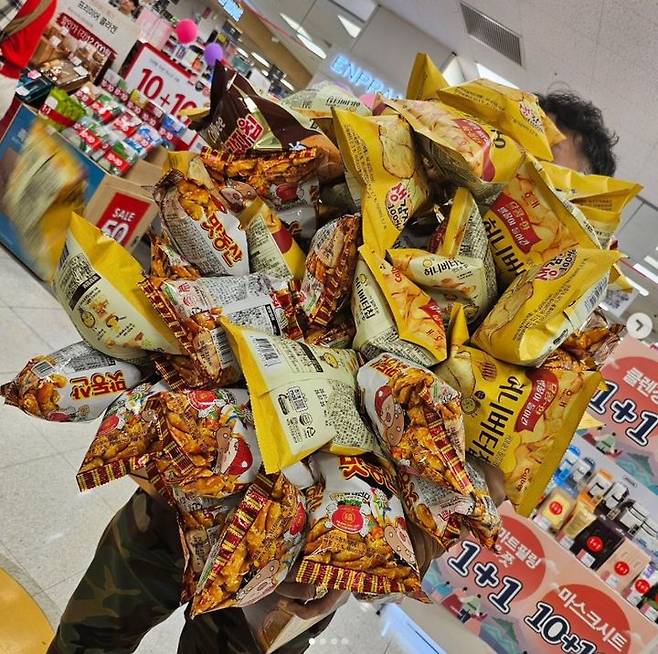 [뉴시스]이마트에서 '과자 무한 골라담기' 행사가 진행되면서 큰 인기를 끌고 있다. (사진 = @uiseong_danbuk_post_office 인스타그램 캡처) *재판매 및 DB 금지