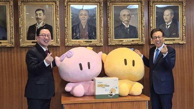 [대전=뉴시스]이장우 대전시장(왼쪽)과 야마모토 가쓰히로 삿포로시장(오른쪽)이 대전 대표 캐릭터 '꿈돌이·꿈순이'와 함께 기념촬영을 하고 있다. 이번 만남은 자매결연 15주년을 맞아 이뤄졌다. (사진=대전시공동취재단 제공) 2026. 02. 04 photo@newsis.com  *재판매 및 DB 금지