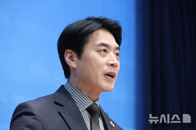 [서울=뉴시스] 김금보 기자 = 한준호 더불어민주당 의원이 3일 오전 서울 여의도 국회 소통관에서 조국혁신당과의 합당 논의와 관련한 기자회견을 하고 있다. *기사 본문과는 무관한 사진. 2026.02.03. kgb@newsis.com