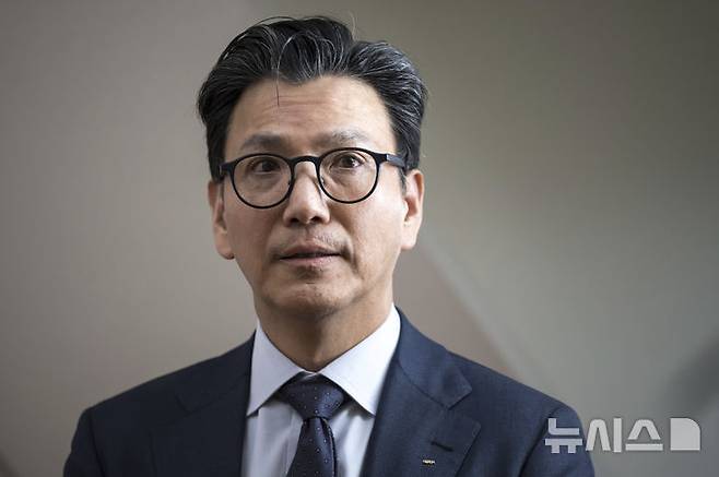 [로잔=AP/뉴시스] 김재열 국제빙상경기연맹(ISU) 회장이 30일(현지 시간) 스위스 로잔에서 미 여객기와 군 헬기 충돌 사고에 대해 성명을 발표하고 있다. 김 회장은 "오늘은 피겨계에 비통한 날"이라며 사고로 희생된 모든 사람에 대해 애도를 표했다. 2025.01.31.