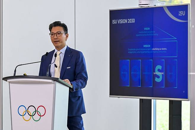 [밀라노=뉴시스] 김근수 기자 = 김재열 국제빙상경기연맹(ISU)회장이 4일 이탈리아 밀라노에서 열린 제145차 IOC총회에서 집행위원회(Executive Board) 위원으로 선출되고 소감을 밝히고 있다.한국인이 IOC의 집행위원회 위원으로 선출된 것은 故 김운용 IOC 부위원장 이후 처음으로, 국제 스포츠계 내 한국의 위상을 높이고 스포츠 분야에서도 한국의 외교력을 강화하는 쾌거로 평가된다. 김회장은 현재 한국 유일의 IOC위원이다. IOC집행위원회는 IOC의 상설 집행/감독 기구로 IOC 최고 의결기구인 총회가 위임한 주요한 의사결정을 내린다. 집행위원회는 커스티 코벤트리 위원장과 부위원장 4명, 위원 10명 등15명으로 구성되며 임기는 4년이다. (사진= 대한체육회 제공) 2026.02.04. photo@newsis.com *재판매 및 DB 금지