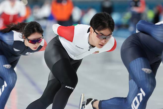 한국 선수단과 훈련하는 김민석. 연합뉴스