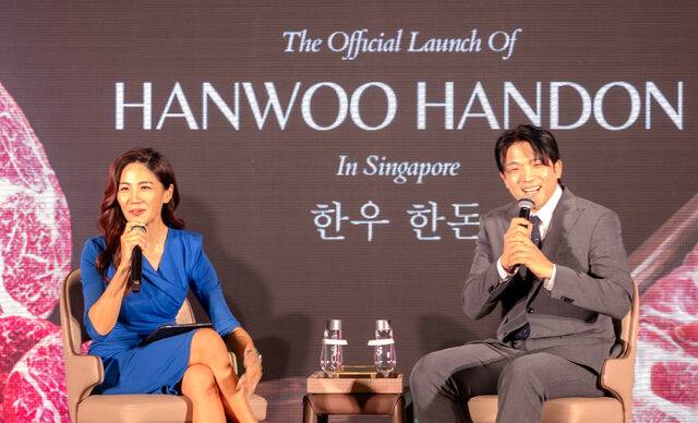 안성재 셰프(오른쪽)가 토크쇼에서 한우·한돈의 맛과 특징을 설명하고 있다. 한우자조금관리위원회·한돈자조금관리위원회