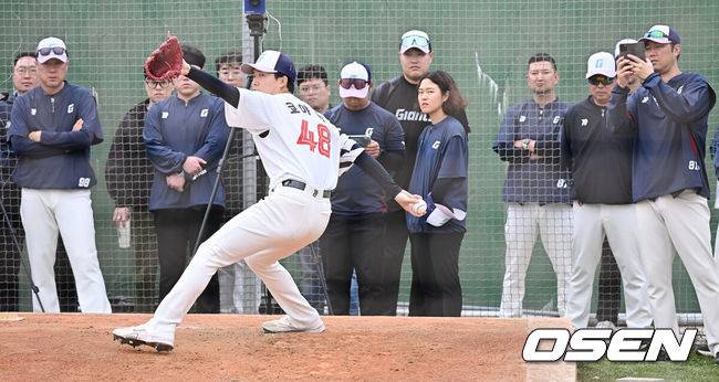 [OSEN=타이난(대만) , 이석우 기자] 프로야구 롯데 자이언츠가 1일(한국시간) 대만 타이난 아시아-태평양 국제야구센터에 스프링캠프를 차리고 구슬땀을 흘렸다.김태형 감독 등&nbsp;코치진과 투수&nbsp;20명,&nbsp;포수&nbsp;5명,&nbsp;내야수&nbsp;9명,&nbsp;외야수&nbsp;7명 등 총&nbsp;41명의 선수단이 1월 20일까지 1차 캠프에서 체력 강화와 기술 훈련을 치른 뒤 21일부터 3월 5일까지 일본 미야자키로 옮겨 2차 캠프에서 구춘리그에 참가해 실전 감각을 점검한다.롯데 쿄야마 투수가 불펜투구를 하고 있다. 2026.02.01 / foto0307@osen.co.kr