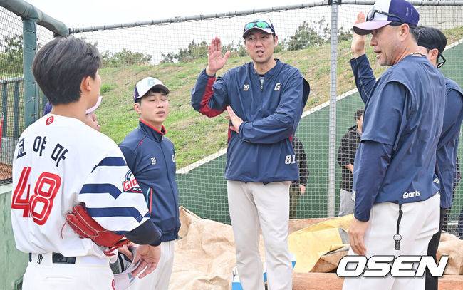 [OSEN=타이난(대만) , 이석우 기자] 프로야구 롯데 자이언츠가 1일(한국시간) 대만 타이난 아시아-태평양 국제야구센터에 스프링캠프를 차리고 구슬땀을 흘렸다.김태형 감독 등&nbsp;코치진과 투수&nbsp;20명,&nbsp;포수&nbsp;5명,&nbsp;내야수&nbsp;9명,&nbsp;외야수&nbsp;7명 등 총&nbsp;41명의 선수단이 1월 20일까지 1차 캠프에서 체력 강화와 기술 훈련을 치른 뒤 21일부터 3월 5일까지 일본 미야자키로 옮겨 2차 캠프에서 구춘리그에 참가해 실전 감각을 점검한다.롯데 가네무라 코치와 김상진 코치가 쿄야마 투수와 얘기하고 있다. 2026.02.01 / foto0307@osen.co.kr