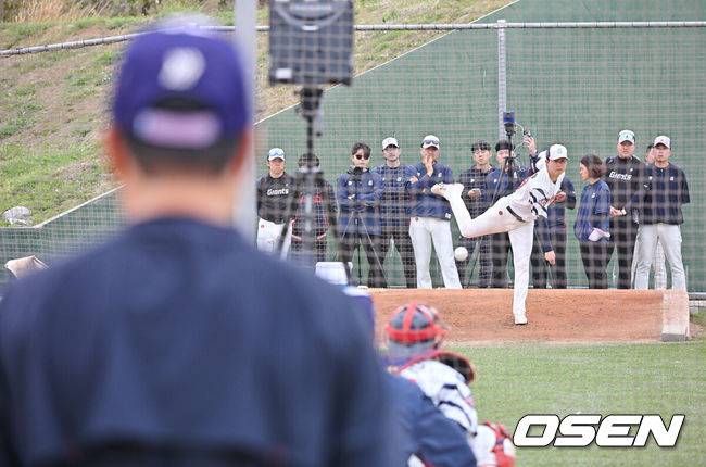 [OSEN=타이난(대만) , 이석우 기자] 프로야구 롯데 자이언츠가 1일(한국시간) 대만 타이난 아시아-태평양 국제야구센터에 스프링캠프를 차리고 구슬땀을 흘렸다.김태형 감독 등&nbsp;코치진과 투수&nbsp;20명,&nbsp;포수&nbsp;5명,&nbsp;내야수&nbsp;9명,&nbsp;외야수&nbsp;7명 등 총&nbsp;41명의 선수단이 1월 20일까지 1차 캠프에서 체력 강화와 기술 훈련을 치른 뒤 21일부터 3월 5일까지 일본 미야자키로 옮겨 2차 캠프에서 구춘리그에 참가해 실전 감각을 점검한다.롯데 쿄야마가 김태형 감독이 지쿄보는 가운데 불펜투구를 하고 있다. 2026.02.01 / foto0307@osen.co.kr