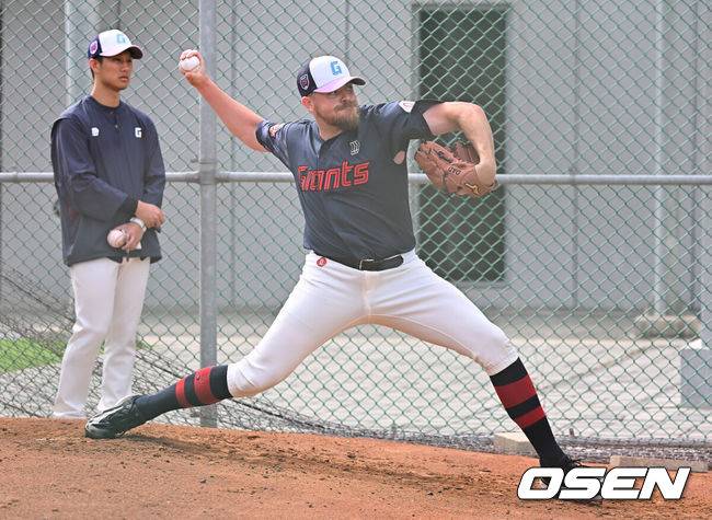 [OSEN=타이난(대만) , 이석우 기자] 프로야구 롯데 자이언츠가 31일(한국시간) 대만 타이난 아시아-태평양 국제야구센터에 스프링캠프를 차리고 구슬땀을 흘렸다.김태형 감독 등&nbsp;코치진과 투수&nbsp;20명,&nbsp;포수&nbsp;5명,&nbsp;내야수&nbsp;9명,&nbsp;외야수&nbsp;7명 등 총&nbsp;41명의 선수단이 1월 20일까지 1차 캠프에서 체력 강화와 기술 훈련을 치른 뒤 21일부터 3월 5일까지 일본 미야자키로 옮겨 2차 캠프에서 구춘리그에 참가해 실전 감각을 점검한다.롯데 새 외국인 선수 비슬리가 불펜 투구를 하고 있다. 2026.01.31 / foto0307@osen.co.kr