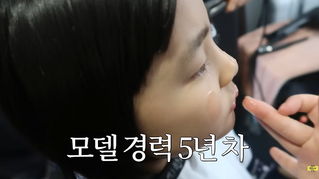 김나영의 아들 이준이 3살부터 모델로 활동해 와 경력 5년차가 됐다. 사진은 화보 촬영 전 메이크업 받는 모습. 김나영의노필터티비