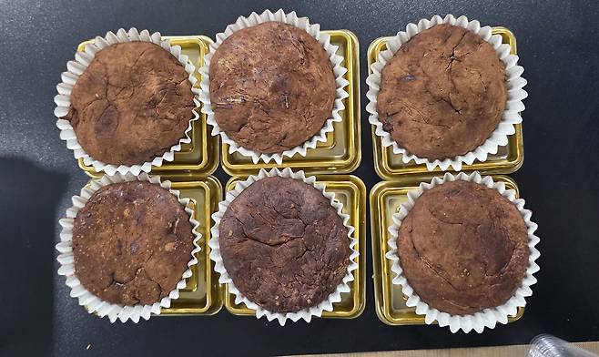 기자가 만든 두쫀쿠. 외형은 볼품없지만 전문가 지도에 따라 정확한 레시피와 조합비를 지켜 만들었다.