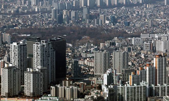 서울 송파구 롯데월드타워 전망대 서울스카이에서 바라본 서울 시내 아파트 등 집합건물의 모습. 뉴시스