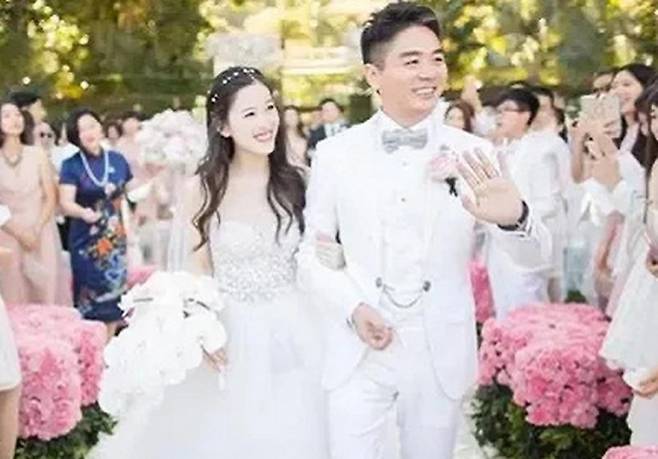 류창둥 회장과 장쩌톈이 결혼식 당시 함께 입장하고 있다. 중국 현지 매체 캡처