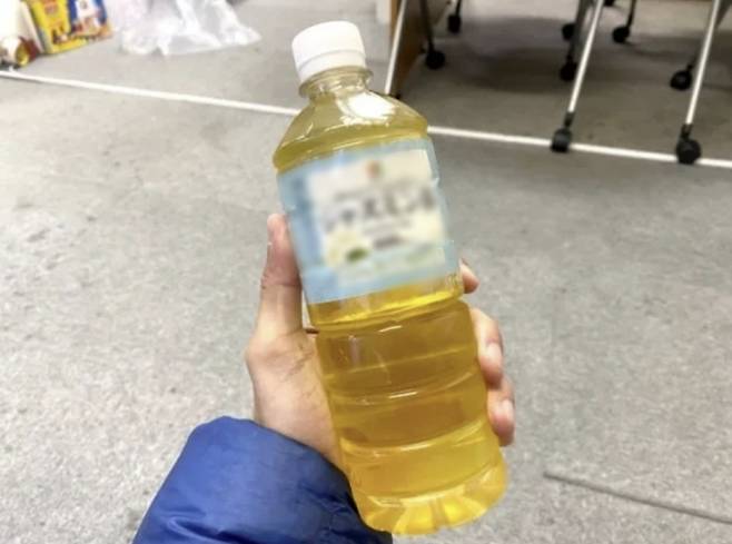 일본에서 음료병에 소변을 담아 편의점 진열대에 놓은 20대 남성이 체포됐다. 소라뉴스24 캡처