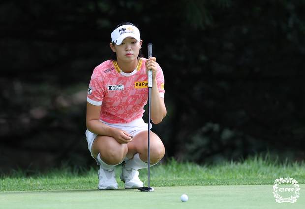 그린 경사를 파악하고 있는 방신실. 사진 제공=KLPGA