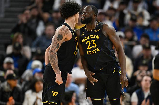 구이 산토스의 득점 후 세리머니를 함께 하는 드레이먼드 그린.     샌프란시스코 | AP연합뉴스