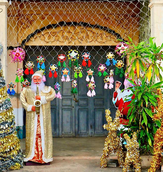 타래 마을에 남아 있는 콜로니얼 양식 건축물은 성탄 장식과 특히 잘 어울린다