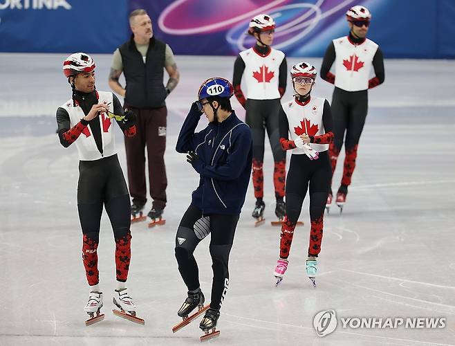 대화나누는 황대헌-단지누 (밀라노=연합뉴스) 이지은 기자 = 2026 밀라노·코르티나담페초 동계올림픽 개막을 사흘 앞둔 3일(현지시간) 이탈리아 밀라노 아이스스케이팅 아레나에서 쇼트트랙 황대헌이 캐나다의 윌리엄 단지누와 고글을 들고 대화하고 있다. 2026.2.4 jieunlee@yna.co.kr