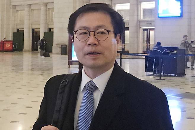 미국 방문한 여한구 통상교섭본부장 (워싱턴=연합뉴스) 홍정규 특파원 = 여한구 통상교섭본부장이 3일(현지시간) 워싱턴 DC의 유니온역에서 기자들과 만나 질문에 답하고 있다. 2026.2.3.