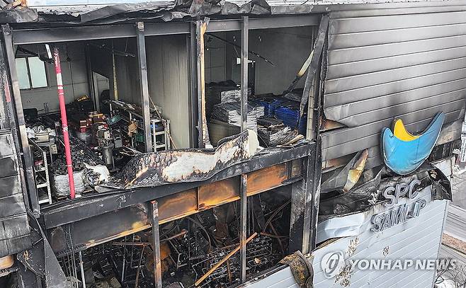 불에 탄 SPC삼립 시화공장 (시흥=연합뉴스) 홍기원 기자 = 4일 화재 원인을 찾기 위한 합동 감식이 진행 중인 경기도 시흥시 정왕동 SPC삼립 시화공장 모습.
    앞서 지난 3일 오후 2시 59분께 SPC삼립 시화공장 3층에서 불이 나 약 8시간 만인 오후 10시 49분께 완전히 꺼졌다.
    이 불로 작업자 3명이 연기를 마셔 경상을 입었다. 2026.2.4 [공동취재] xanadu@yna.co.kr