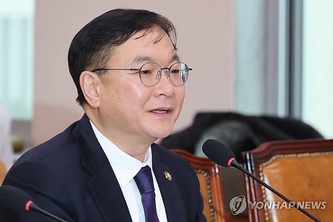 법사위 출석해 인사말 하는 박영재 법원행정처장 (서울=연합뉴스) 이동해 기자 = 박영재 법원행정처장이 4일 국회에서 열린 법제사법위원회 전체회의에서 인사말을 하고 있다. 2026.2.4 eastsea@yna.co.kr