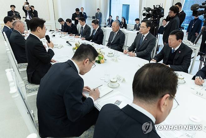 이재명 대통령, 기업 간담회 발언 (서울=연합뉴스) 김도훈 기자 = 이재명 대통령이 4일 청와대에서 열린 '청년 일자리와 지방투자 확대를 위한 기업간담회'에서 발언하고 있다. 2026.2.4 superdoo82@yna.co.kr