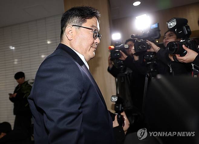 '쿠팡 외압 의혹' 엄희준 검사 상설특검 출석 (서울=연합뉴스) 김인철 기자 = 쿠팡의 퇴직금 미지급 의혹을 수사 중이던 문지석 부장검사에게 무혐의 처분 하라고 압력을 행사한 혐의를 받는 엄희준 광주고검 검사가 9일 서울 서초구 안권섭 상설특별검사 사무실로 출석하고 있다. 2026.1.9 yatoya@yna.co.kr