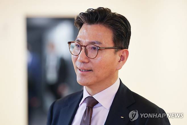 김재열 회장, 신임 IOC 집행위원으로 선출 (밀라노=연합뉴스) 서대연 기자 = 4일(현지시간) 이탈리아 밀라노에서 열린 제145차 IOC 총회에서 김재열 국제빙상경기연맹(ISU) 회장이 휴식시간에 취재진과 대화를 나누고 있다. 김 회장은 이날 신임 IOC 집행위원으로 선출됐다. 2026.2.4 dwise@yna.co.kr