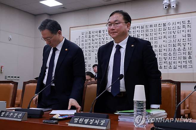 회의실 떠나는 박영재 법원행정처장 (서울=연합뉴스) 신현우 기자 = 박영재 법원행정처장이 4일 국회에서 열린 법제사법위원회 전체회의에 출석, 회의가 정회된 뒤 회의장을 떠나기 위해 일어나 있다. 왼쪽은 정성호 법무부 장관. 2026.2.4 nowwego@yna.co.kr