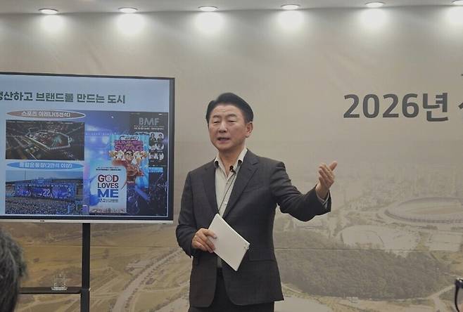 ▲김동근 의정부시장이 5일 오전 시청에서 신년기자회견을 갖고 '녹양레저스포츠파크' 조성과 관련 추진 청사진과 로드맵을 밝히고 있다.