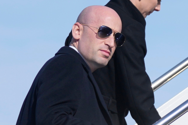 트럼프 대통령 수행하는 스티븐 밀러 부비서실장. 연합뉴스