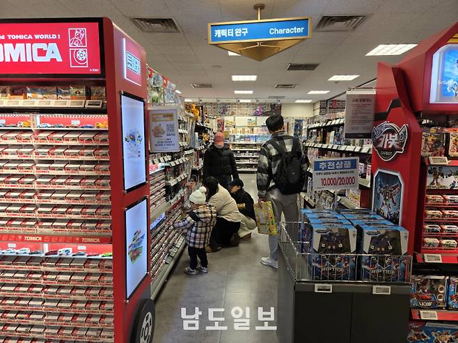 아이들의 놀이용품인 장난감 가격 양극화가 뚜렷해지면서 자녀를 둔 양육자들의 체감 부담이 깊어지고 있다. 사진은 장난감을 신중하게 고르고 있는 소비자들. /정희윤 기자 star@namdonews.com