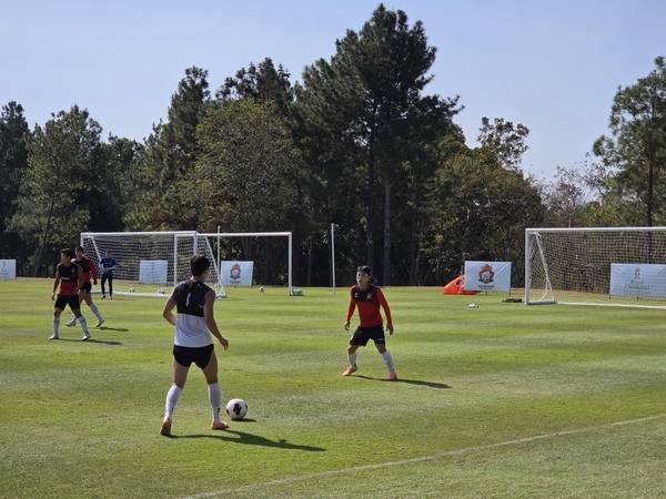 경남FC 선수단이 4일 태국 치앙마이 한 리조트 운동장에서 자체 연습경기를 하고 있다. /박신 기자